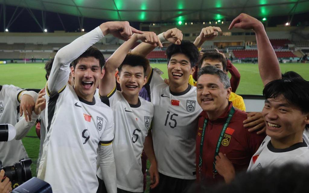 进军亚洲杯决赛，U23国足用“力量足球”展现自信|新京报快评